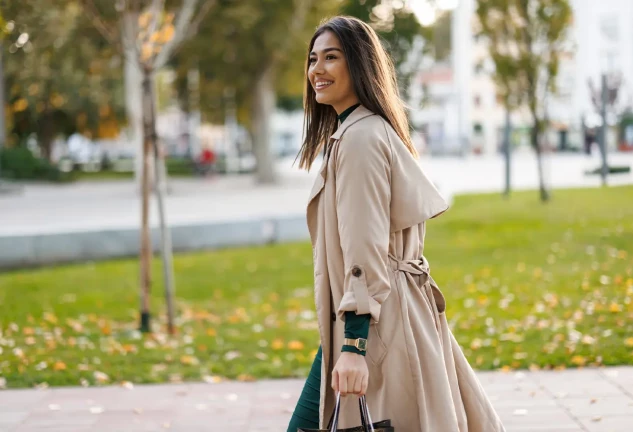 Mujer vistiendo una gabardina por la calle