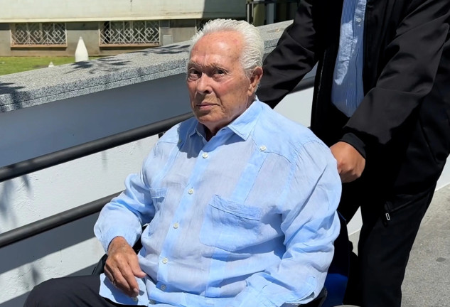 Curro Romero en silla de ruedas en una imagen de EP.