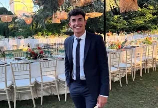 Marc Márquez en una imagen con traje (redes)