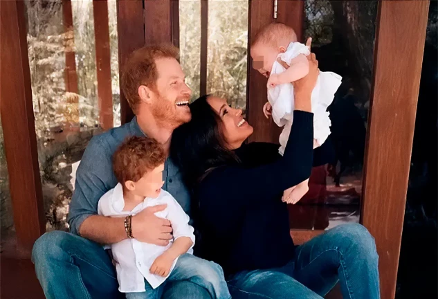 El principe Harry y Meghan Markle con sus hijos
