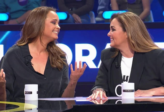 Shaila Dúrcal y Carmen Morales cantando en Emparejados
