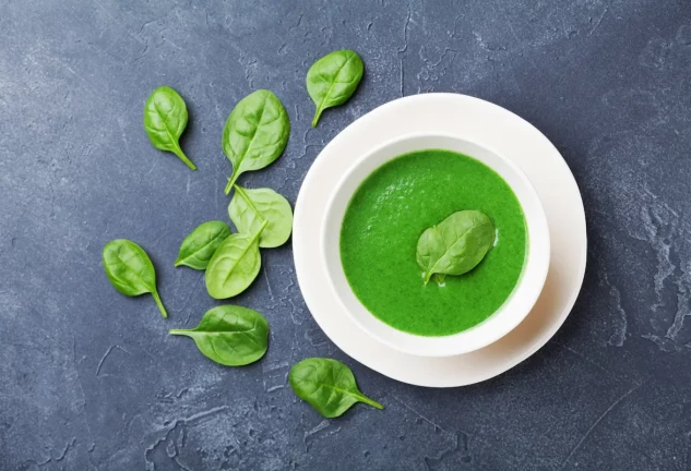 Las espinacas ricas en magnesio estimulan los movimientos del intestino, que pueden ralentizarse por culpa del estrés, por ejemplo.