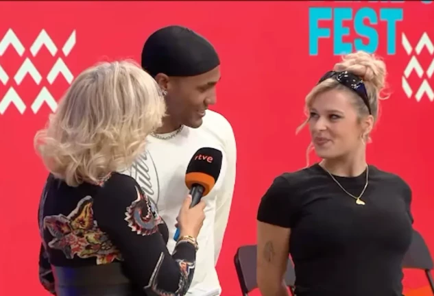 Dora Postigo y su compañero de candidatura en la rueda de prensa de presentación de Benidorm Fest 2026