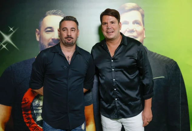 Andy Morales, serio, y Lucas, posan juntos por última vez ante los medios.