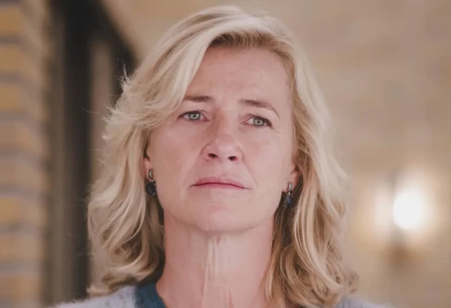 Ana Duato en una imagen de 'Cuéntame' con expresión triste.