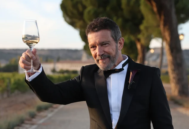 Antonio Banderas brindando con la prensa por la boda de su hija, Stella del Carmen
