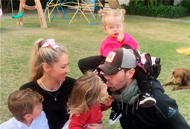 Anna Kournikova, embarazada de su 4º hijo con Enrique Iglesias, publica una divertida foto familiar