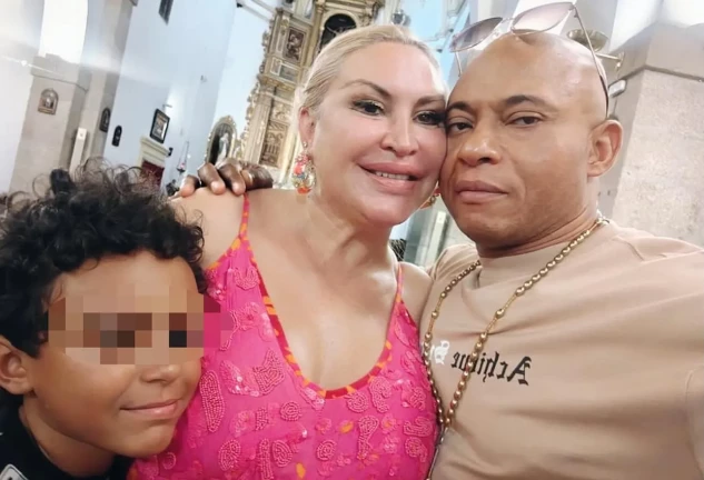 Raquel Mosquera en una imagen con Isi y su hijo en común