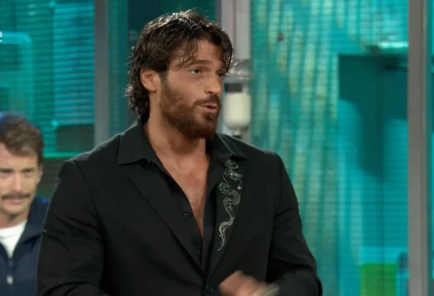 Can Yaman, durante su entrevista con David Broncano en La Revuelta, donde ha contado cómo aprendió español viendo el programa.