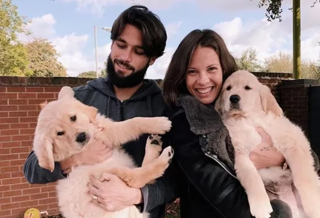Jota Peleteiro y Jessica Bueno en una imagen con sus labradores, Lucas y Brandon
