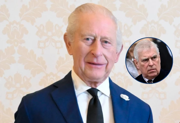 El rey Carlos III en un montaje con su hermano, el hasta ahora príncipe Andrés