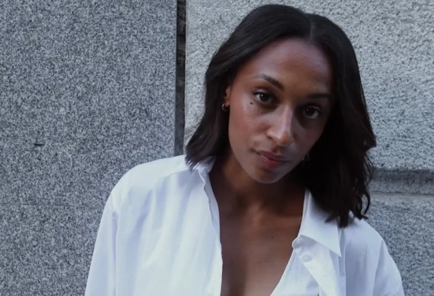 Ana Peleteiro seria, vestida de blanco, en una imagen de redes.