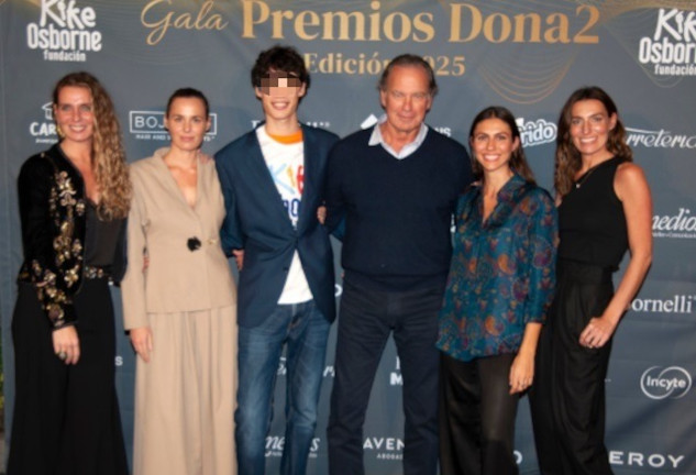 BERTIN OSBORNE ACUDE A LOS PREMIOS DONA2 JUNTO A SUS HIJAS PARA APOYAR A FABIOLA MARTINEZ Y SU HIJO KIKE
