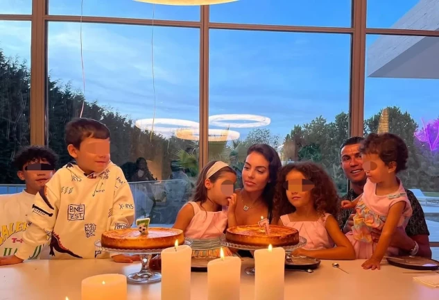 Cristiano y Georgina con todos sus hijos en el 7º cumpleaños de Eva y Mateo