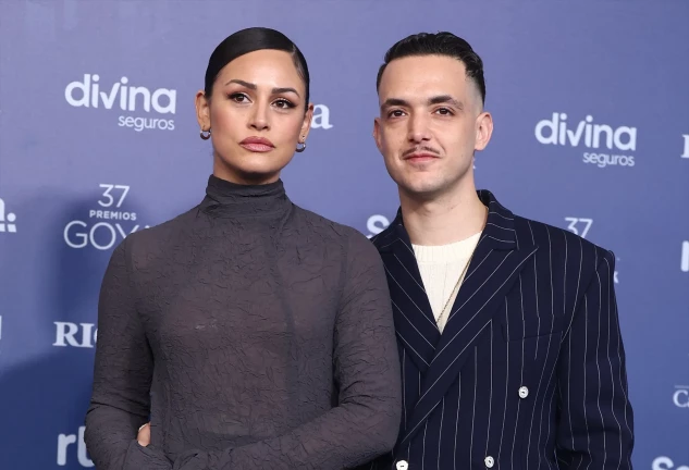 El cantante C Tangana y su pareja Rocío Aguirre posan en la alfombra roja previa a la gala de la 37 edición de los Premios Goya en 2023