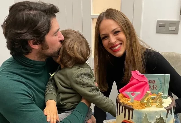 Cayetano y Eva González en una imagen de redes con su hijo