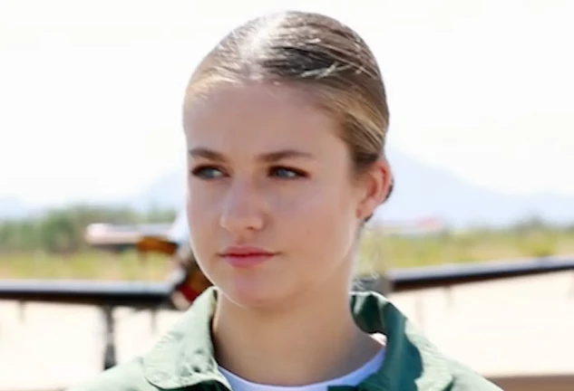 Leonor imagenes haciendo maniobras en el aire