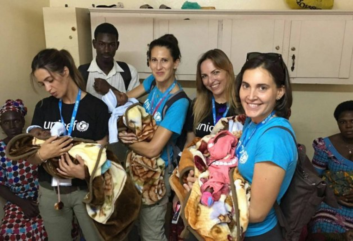 La presentadora y sus compañeras, con bebés prematuros en los brazos.