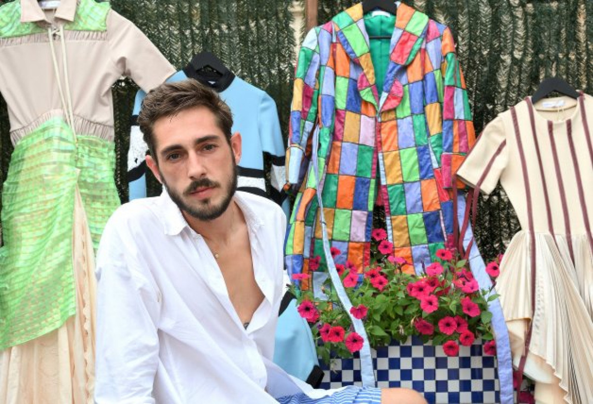 El costurero madrileño utiliza cualquier cosa que tenga a mano para hacer nagia con aguja, hilo y unos botones.