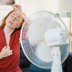 chica con calor delante de un ventilador