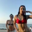 La joven, en bikini, grabando su nuevo vídeo.