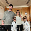 Chris y Elsa, con sus hijos, que acaban de ganar medallas.