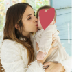 Elena besando a su hija.