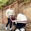 Miki Nadal en una foto paseando a su hija Galatea en carrito (redes).