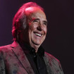 Joan Manuel Serrat sonriente en su concierto de despedida.