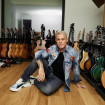 Alejandro Sanz en una imagen rodeado de guitarras