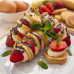 Brochetas de pancakes con fresa y plátano