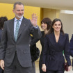 El rey Felipe VI y la reina Letizia con otras autoridades a su llegada al centro Niemeyer de Avilés