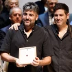 Los hermanos Muñoz recogiendo un premio.
