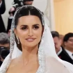 Penélope Cruz posando en la gala MET