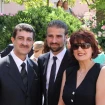 Mario Biondo en su boda en una imagen con sus padres.