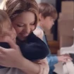 Shakira con sus hijos en uno de sus últimos videoclips.