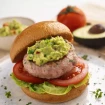 Hamburguesa de conejo con lechuga, guacamole y tomate