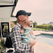 Bruce Willis con su nieta en brazos.