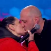 Rosa López y su novio Iñaki besándose (antena 3)