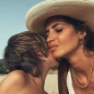 Sara Carbonero con uno de sus hijos en una imagen en la playa.
