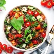 Ensalada de quinoa con aguacate y tomate cherry