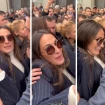 Malú, acorralada por sus fans.