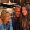 Luna Lozano con sus padres.