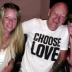 Alex con su madre, Melanie Batty y su abuelo David.