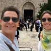 Christian Gálvez y Patricia Pardo en un viaje, frente a un castillo