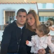 José Fernando junto a su pareja Michu y su hija.