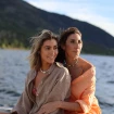 Paz Padilla y Anna Ferrer posando juntas en el mar.