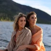 Paz Padilla y Anna Ferrer posando juntas en el mar.
