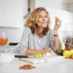 mujer comiendo fruta dieta piel perfecta