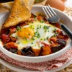 Huevos al plato con berenjenas